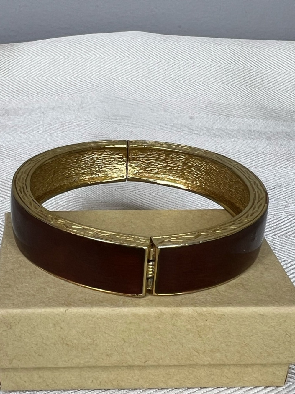 CINER Bracelet Signed Gold-Tone Hinged Clamper Bangle Deep Cherry Red Enamel - Picture 3 of 10